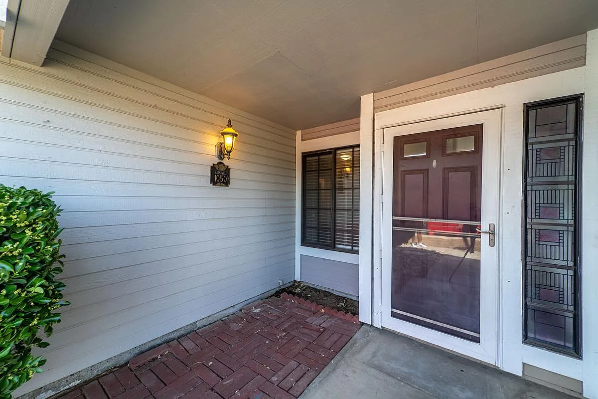 1050 Eleanor Ln photo 1