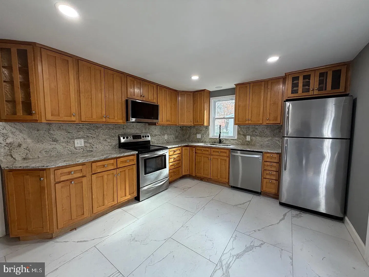 2 bed, 2.0 bath, 1920 sqft, $2,850 — Photo 2