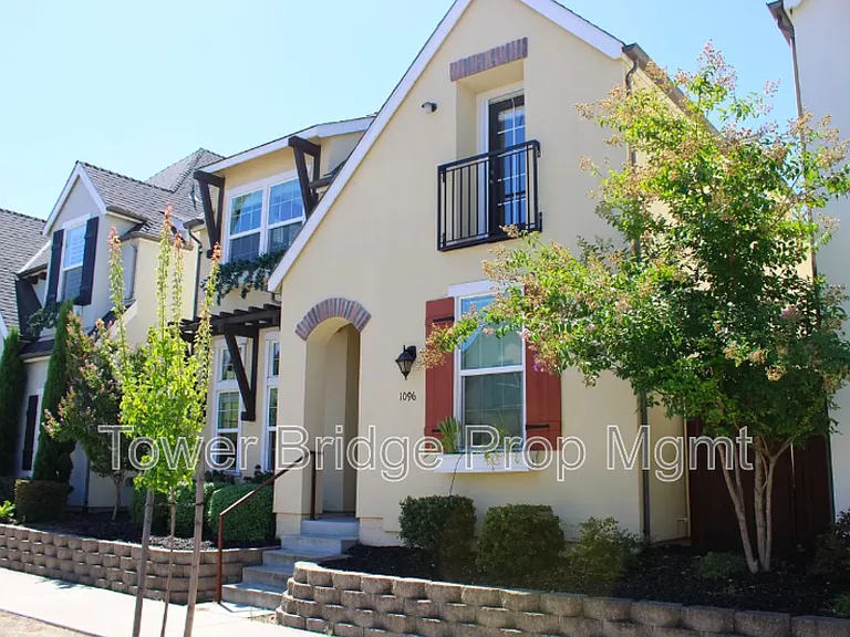 1096 Provence Village Dr — Photo 2