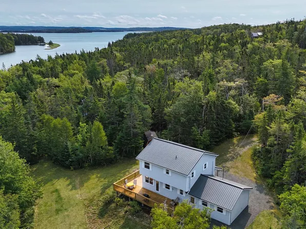 123 Wall St, Richmond, NS B0E 3B0