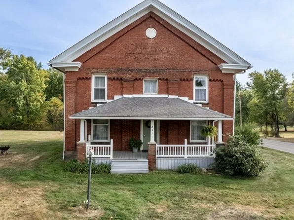 2011 Glacier Rd, New Springfield, OH 44443