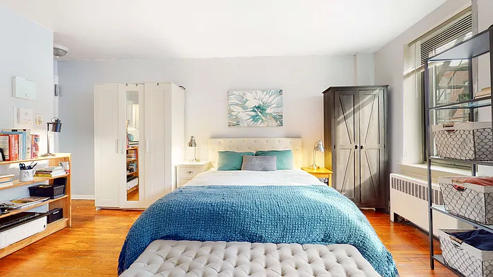 Sold by Bizzarro Agency | media 4