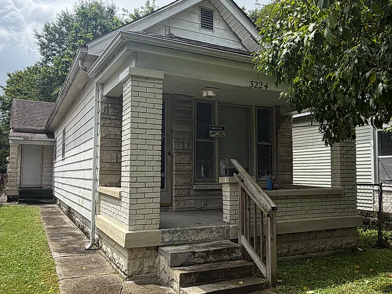 3224 Kirby Ave — Photo 1