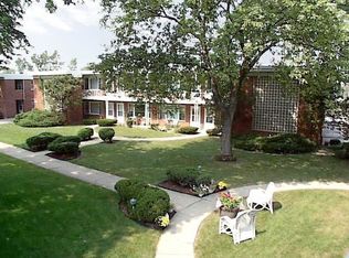 900 Crescent St #2B, Wheaton, IL 60187