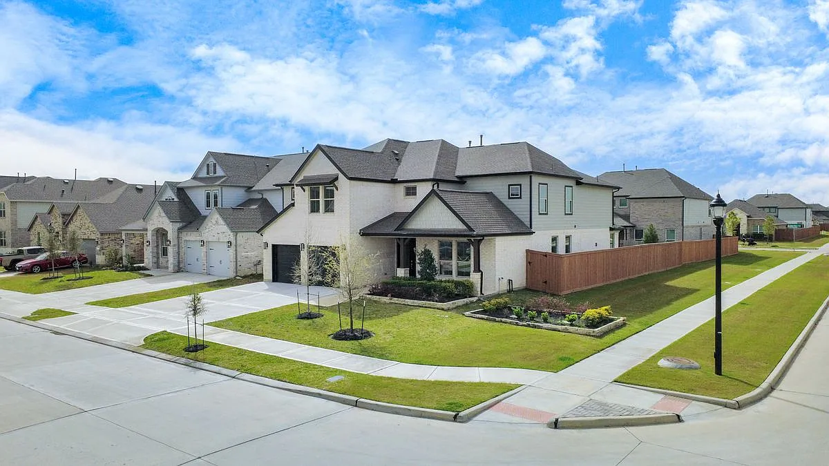 4 bed, 3.5 bath, 3630 sqft, $3,995 — Photo 2