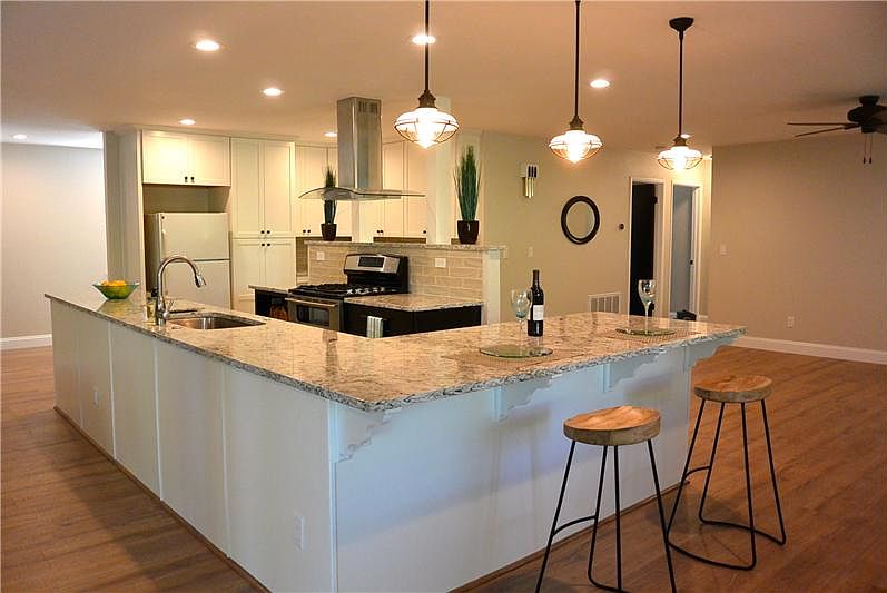 1st image of 820 Meadows Cir
