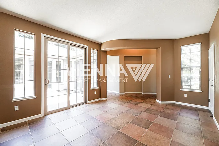 1014 Waterford Dr — Photo 10