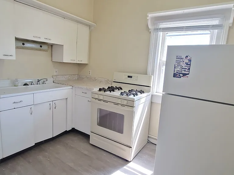404 S Webster Ave — Photo 3