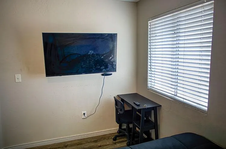 4 bed, 1.0 bath, 700 sqft, $953 — Photo 2