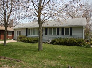 3 Roberts St, North Aurora, IL 60542