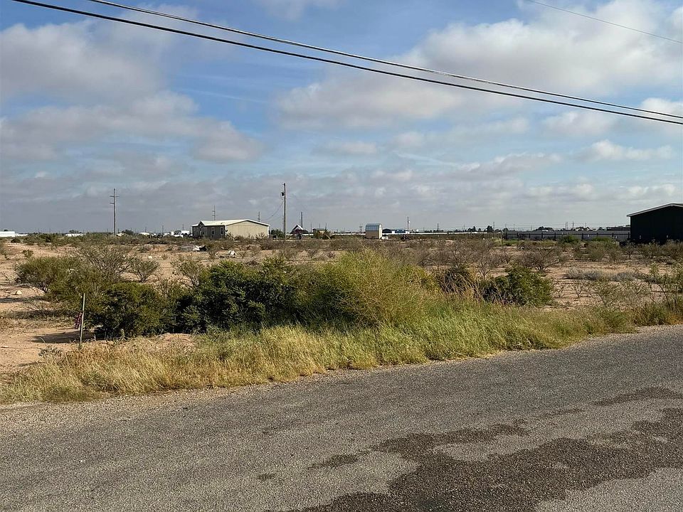 2nd image of 220 W Wagonwheel Rd