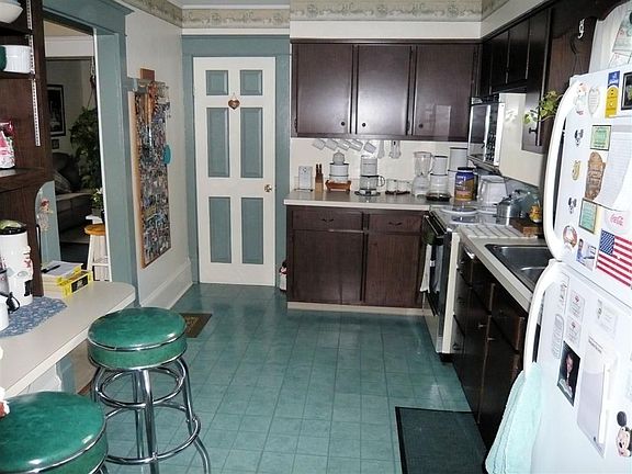 Spacious Kitchen with Breakfast Bar