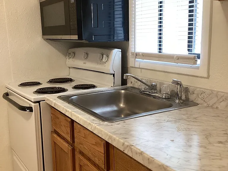1020 W 3rd St #A — Photo 13