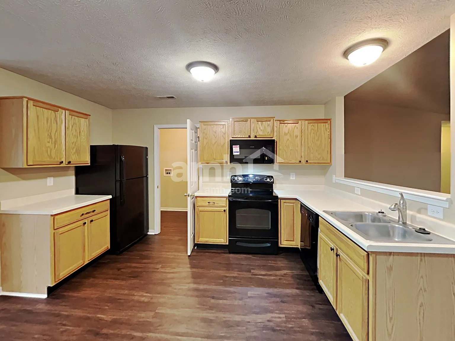 3 bed, 2.0 bath, 1446 sqft, $1,925 — Photo 3