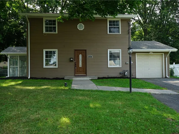 7191 Rosewood Cir, North Syracuse, NY 13212