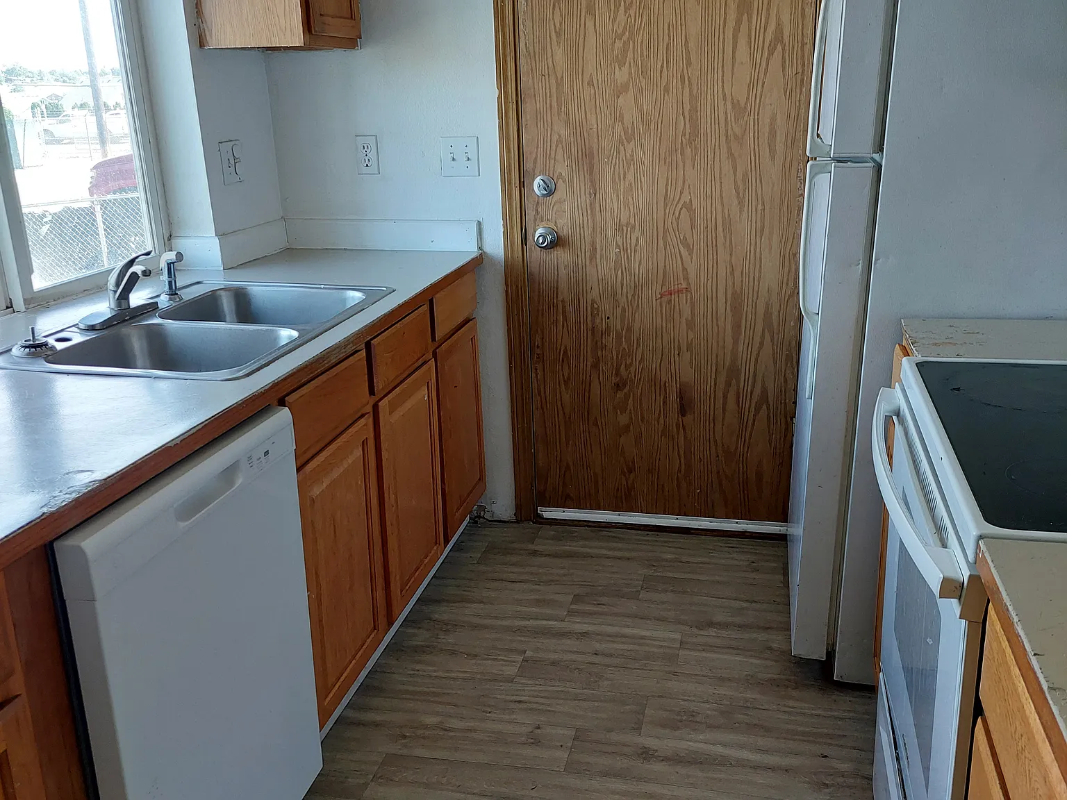 2 bed, 1.5 bath, 1100 sqft, $1,400 — Photo 2