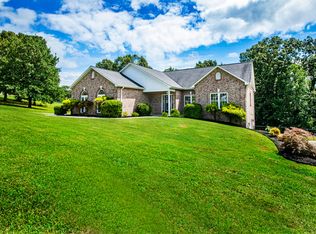 1876 Lakebrook Cir, Dandridge, TN 37725