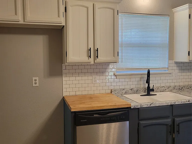 652 E Main St — Photo 5