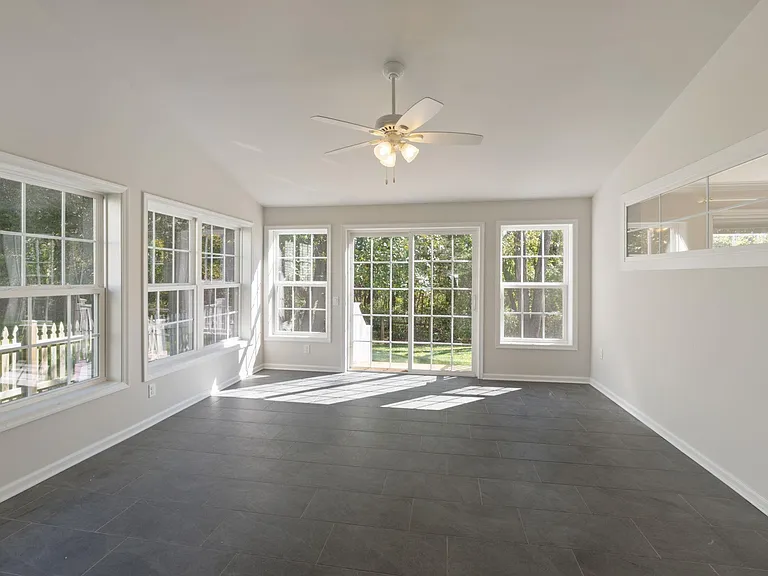 1081 Wintergreen Ln — Photo 23