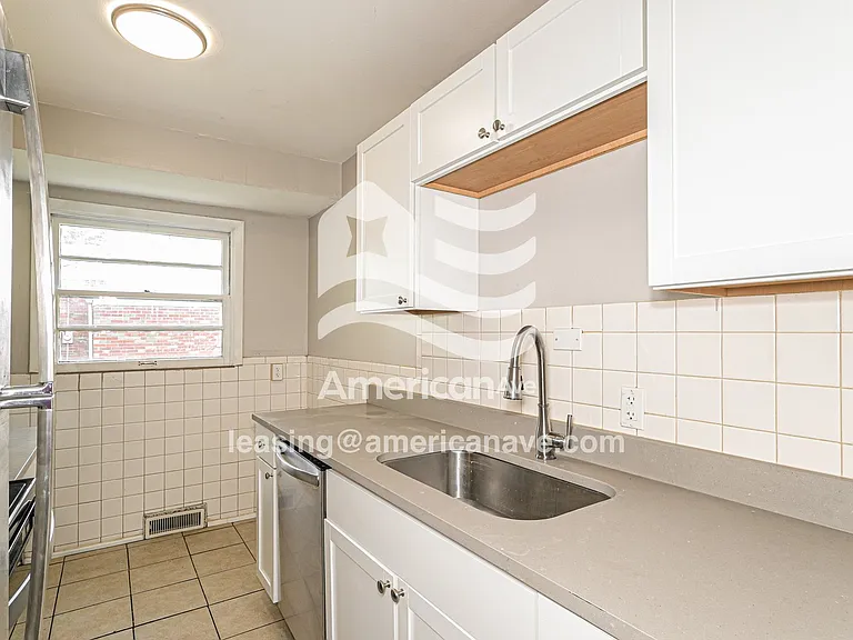 977570_006_kitchen_7.jpg