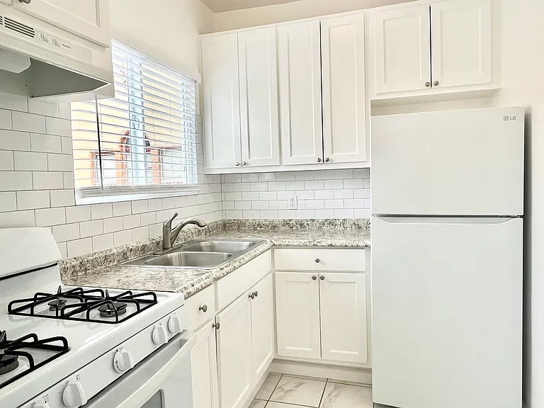 5136 Marathon St #209 — Photo 6