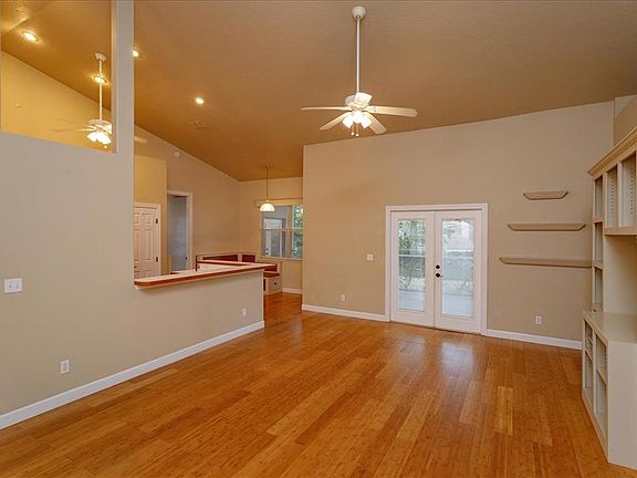 3rd image of 10601 Versailles Blvd