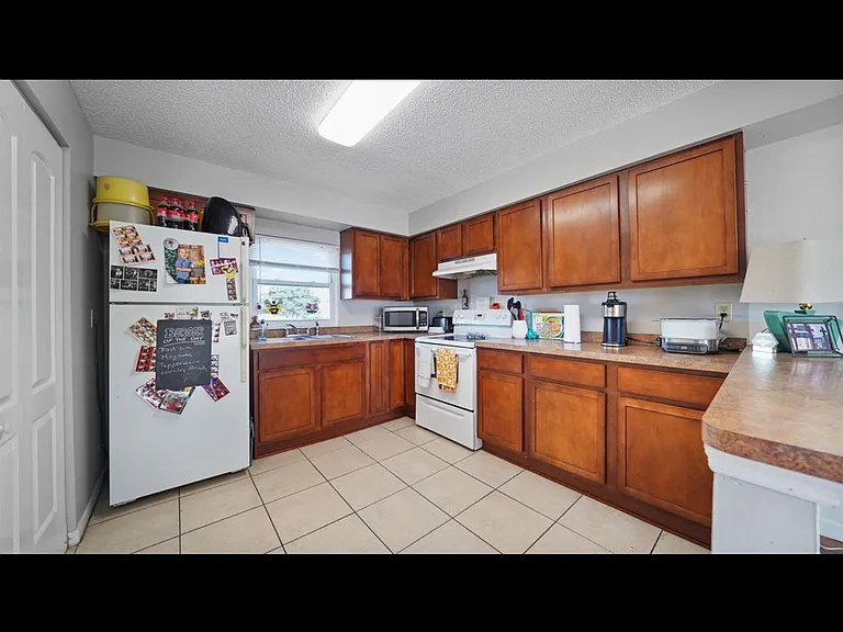 208 Arricola Ave #A — Photo 3