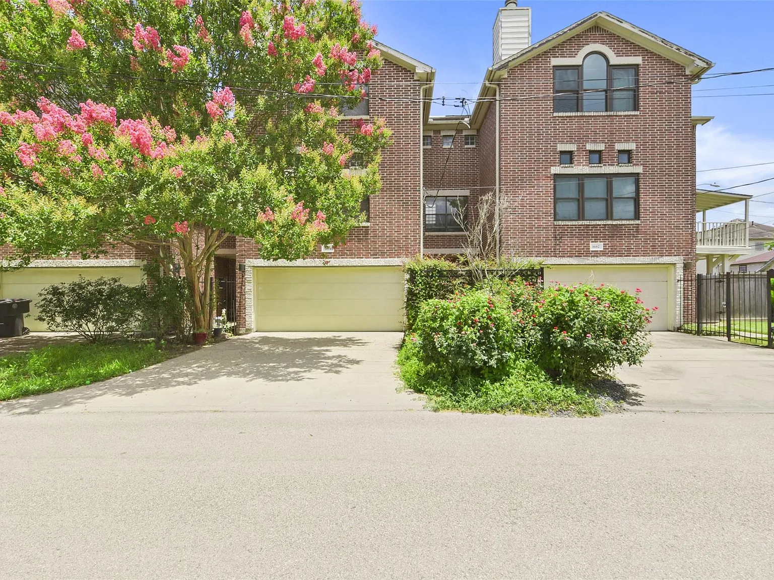 3 bed, 3.0 bath, 2412 sqft, $2,950 — Photo 2