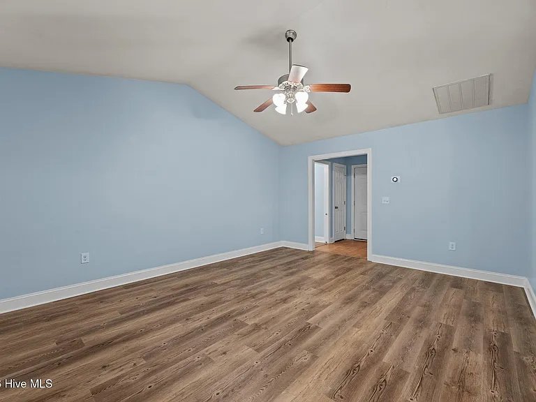 300 Hawks Bluff Dr — Photo 10