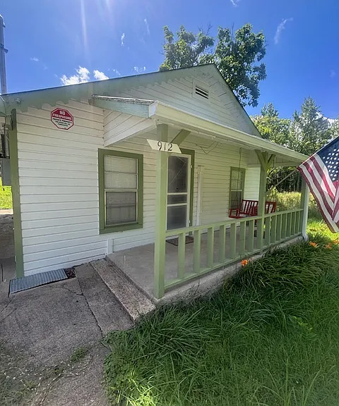 912 Vivian St — Photo 2