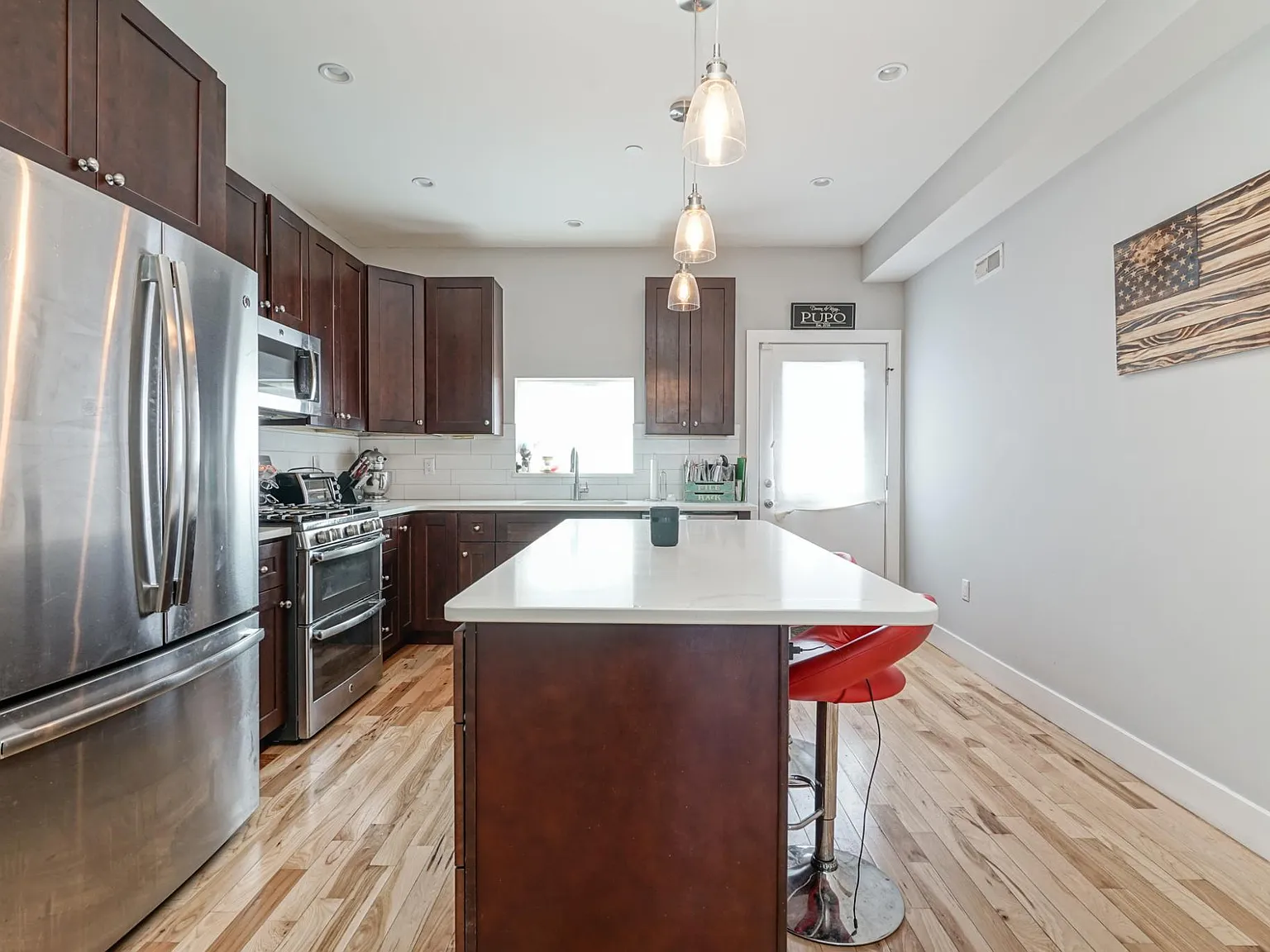 3 bed, 2.5 bath, 2160 sqft, $3,700 — Photo 3