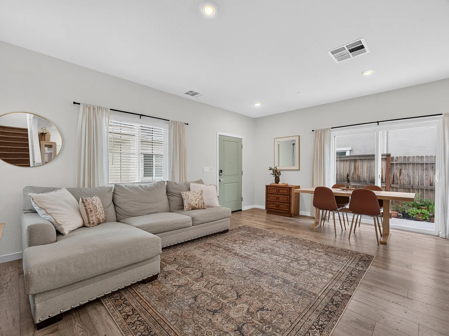 3 bed, 1387 sqft, $2,650 — Photo 4