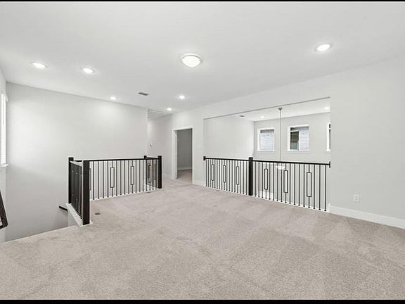 5th image of 3010 Eleanor Dr