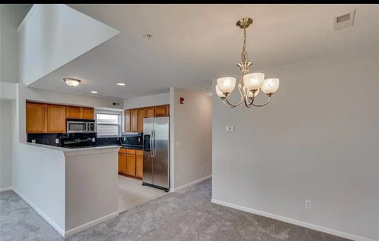 1121 Foxboro — Photo 3