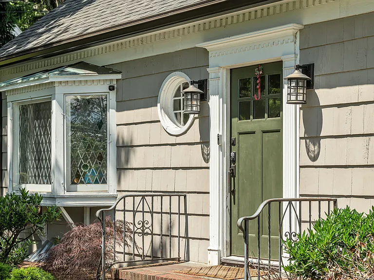 496 Lincoln Ave — Photo 4
