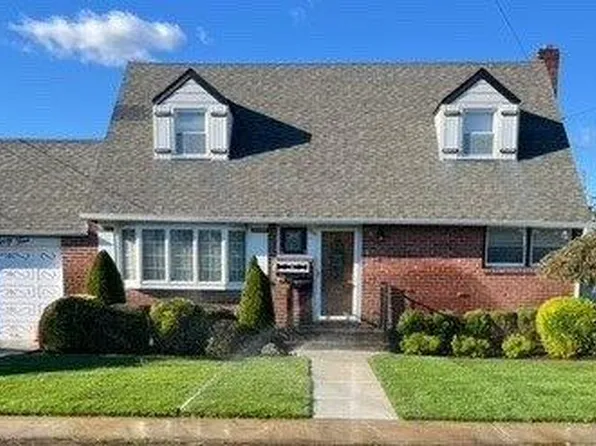 164 7th Street, Hicksville, NY 11801