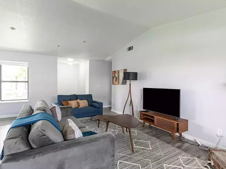 485 N P St — Photo 4