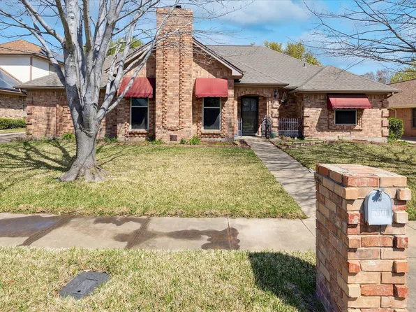 524 Highland Park Dr, Hurst, TX 76054