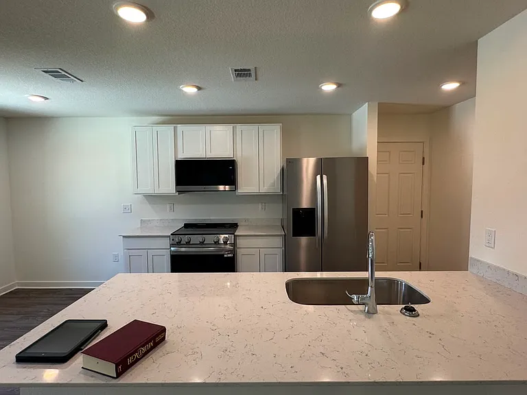 190 E Iris Ln — Photo 5