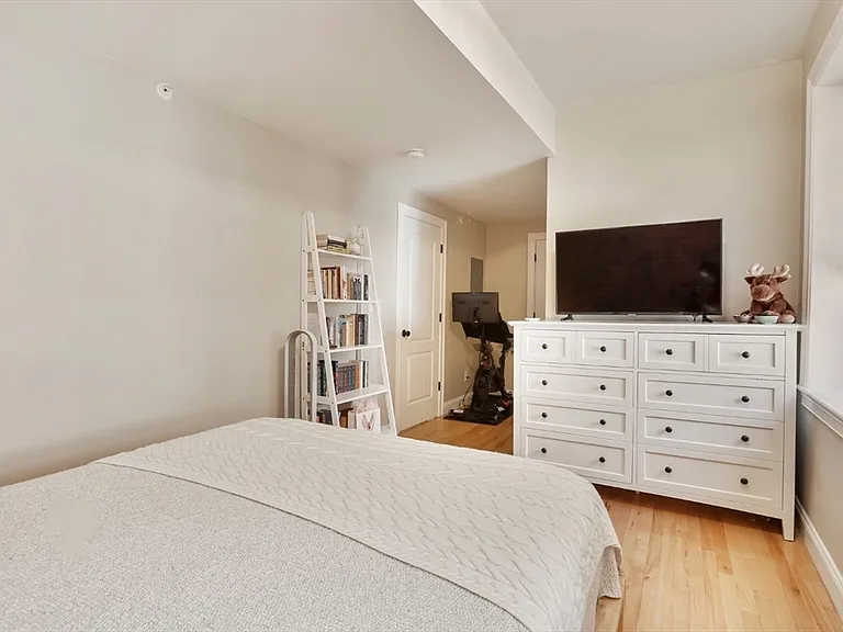 454 Hanover St #4 — Photo 13