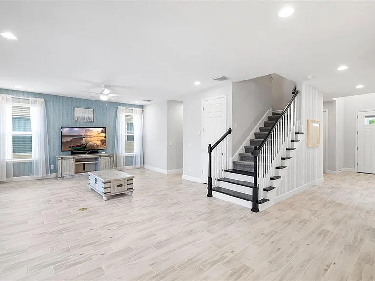 8029 Clementine Ln — Photo 10