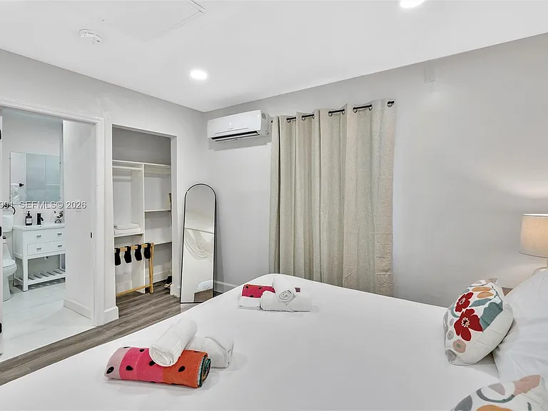 703 NE 7th St #5 — Photo 32