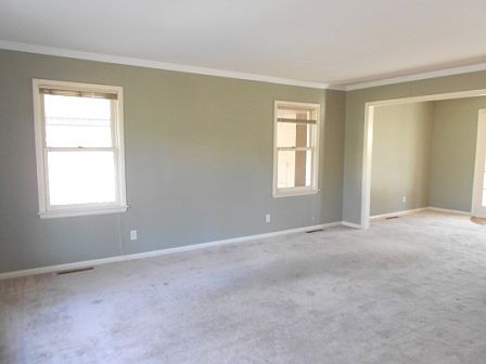 4th image of 815 Evergreen St