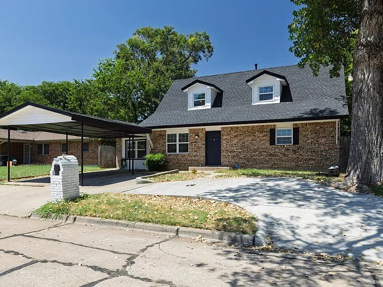122 NE Angus St — Photo 2