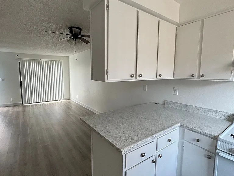 Welcome to 12909 Cordary Ave Comfort & Convenience in the Heart of Hawthorne! — Photo 9