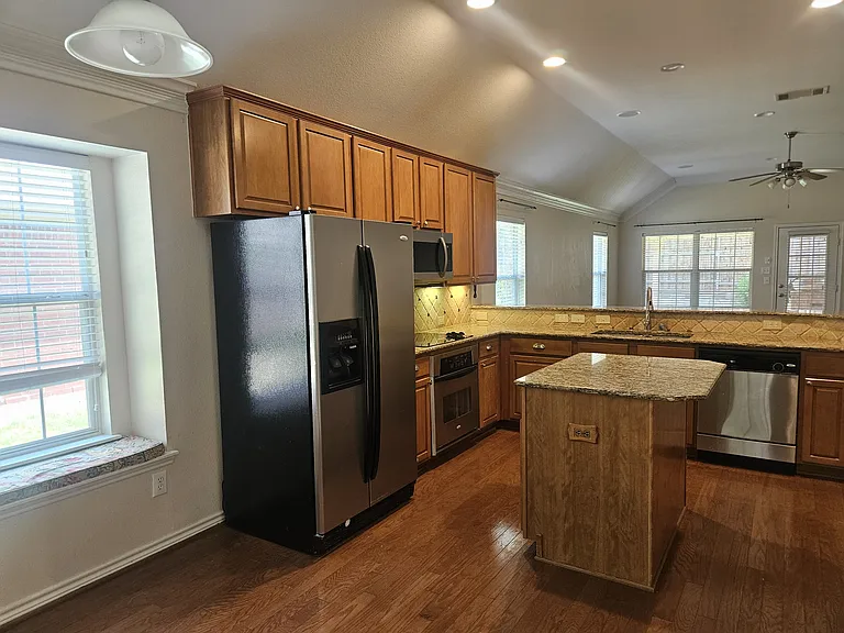 8562 Robertson Dr — Photo 12