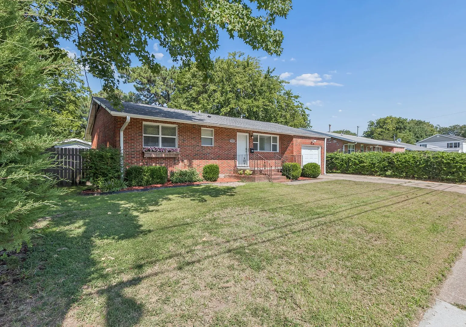 Move In Ready 3 Bedroom Ranch in Bayview! — Photo 2