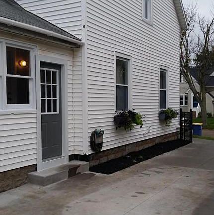 3rd image of 1349 Emerald Ave NE