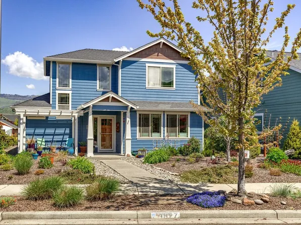 1027 Lithia Way, Talent, OR 97540