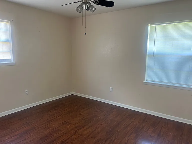 2101 Peach St — Photo 8